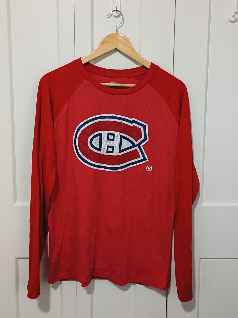 2010s Distressed NHL Red Raglan Long-Sleeve Sz M